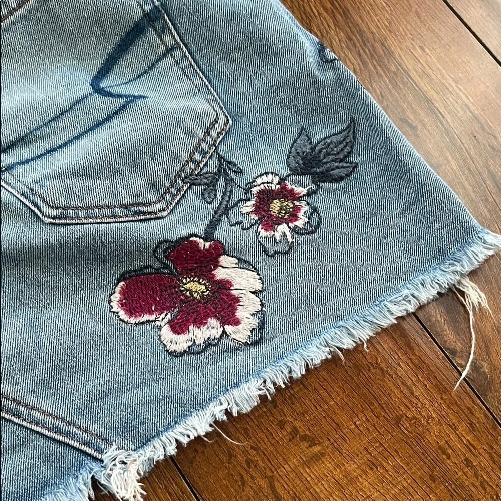 American Eagle Outfitters Blue Denim Skirt with Floral Embroidery - Picture 5 of 6